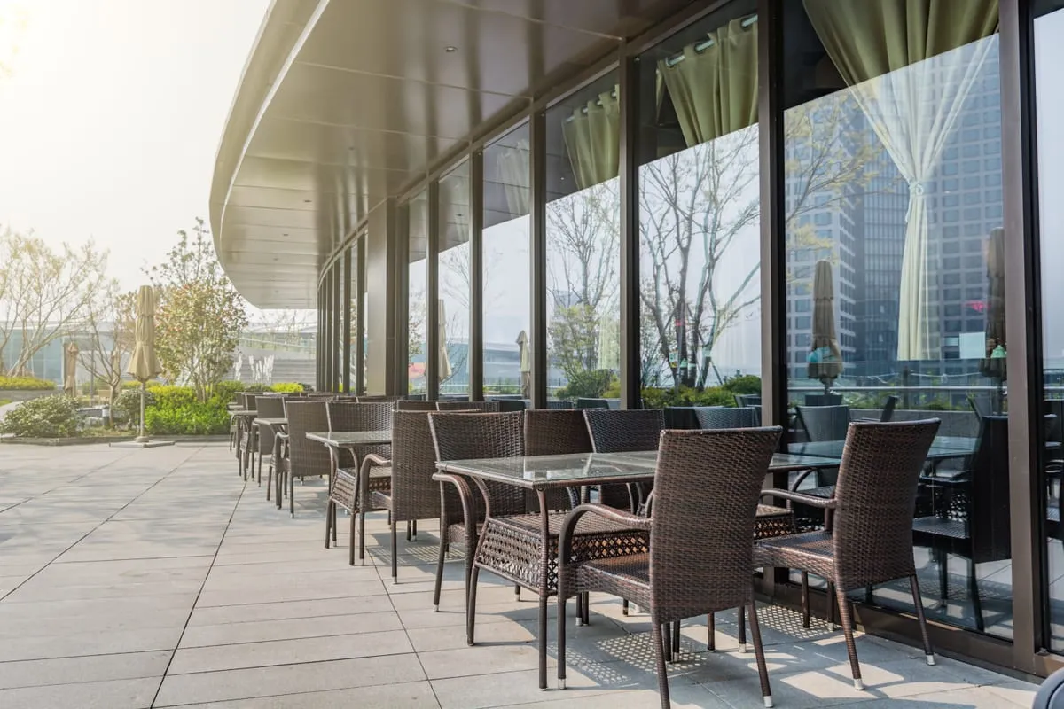 Terraza de restaurante protegida fuera del horario de apertura