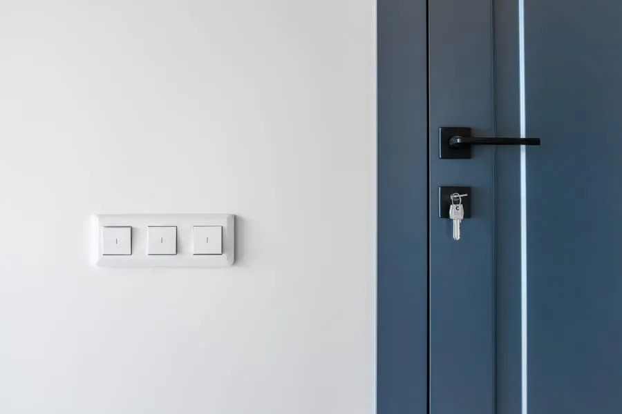Puerta de una vivienda con llave puesta, punto de acceso a vigilar
