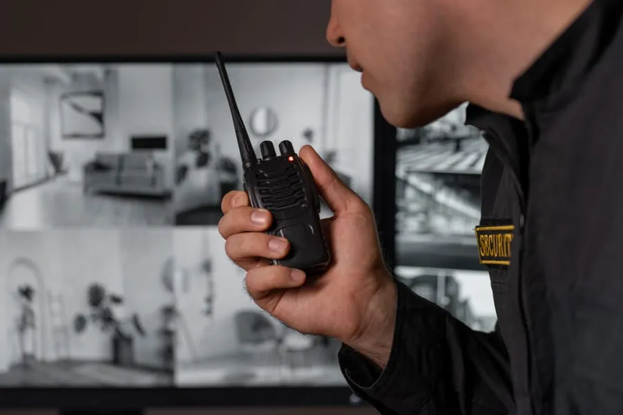 Profesional de seguridad coordinando la respuesta por radio